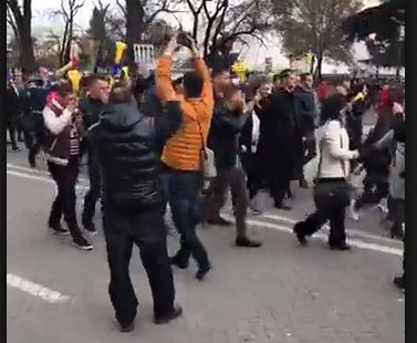 VIDEO/ Studentët e Shkodrës e Korçës ju bashkohen protestuesve të opozitës në çadër