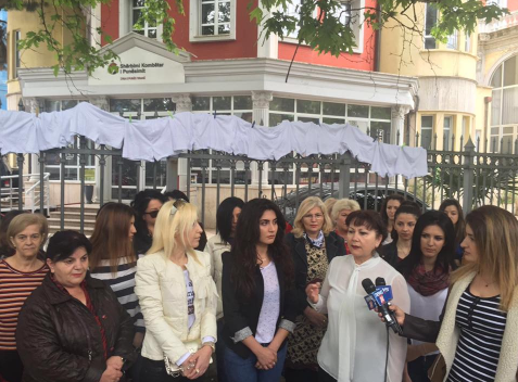 Gratë e AK-së rrethojnë me mbathje Zyrat e Punës: Qeveritarët duan seks, jo CV