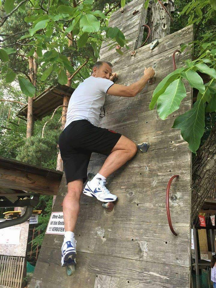 De Biasi: “Duhet të jemi me këmbë në tokë”