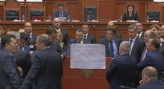 Debate në Kuvend, Paloka: Ne na kërkojnë të lëshojmë foltoren ndërkohë që këta kanë kapur Kushtetutën