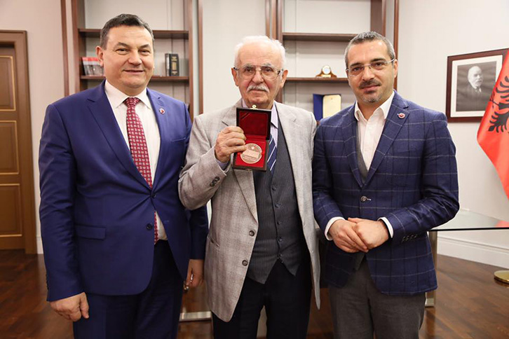 Saimir Tahiri dekoroi xhelatët e diktaturës
