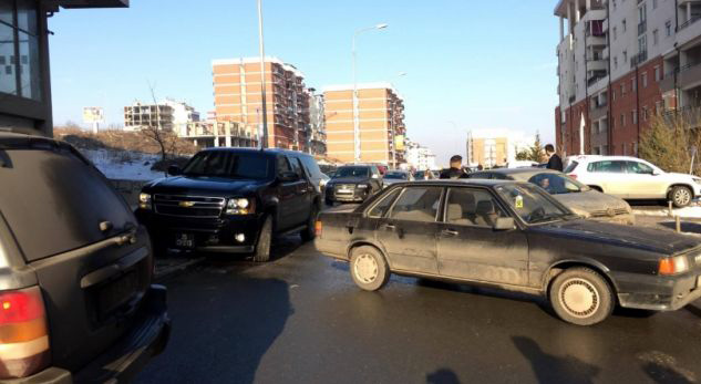 FOTO/ Aksidentohet makina e Ambasadorit amerikan, alarmohet policia