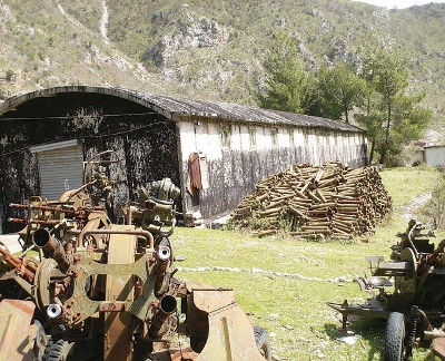 Poliçan, pastronin një depo armësh, plagosen dy ushtarë