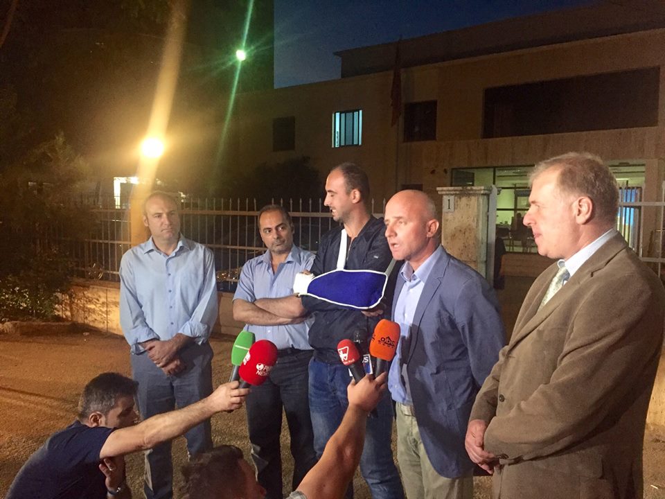 Policia liron Gentian Gjonaj pas presionit të deputetëve demokratë