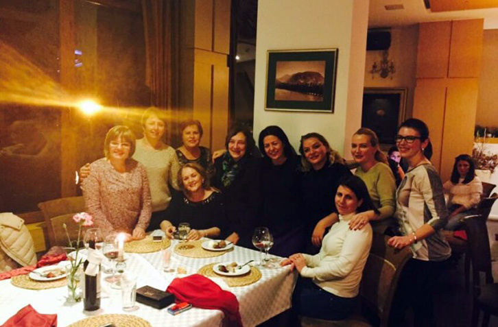 VIDEO/ Deputetet shuajnë ndasitë partiake, ia marrin këngës dhe ia hedhin valles nën efektet e rakisë