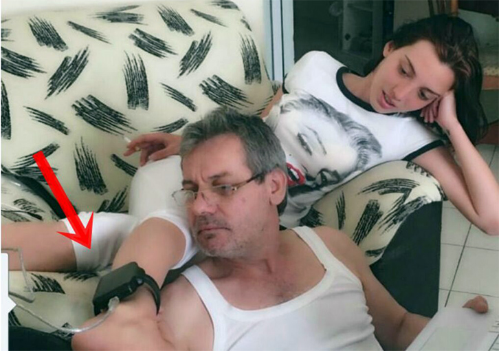 FOTO LAJM/ Lirohet Desara zjarrvënëse, pozon me “byzylyk” në këmbë