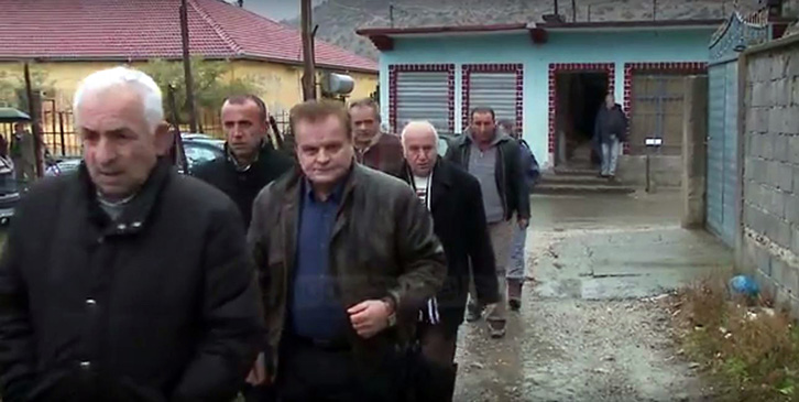 Flasin dëshmitarët: Kafja e fundit e autorit me dy vëllezërit që i vrau më pas