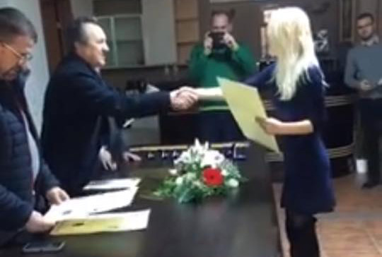 FOTO GALERI/ Kujdes nga kjo bionde që qarkullon në Tiranë, mund t’ju bëjë të pabërën!