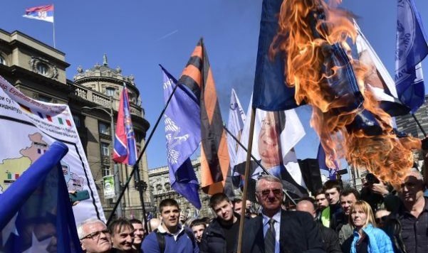 Serbët në protestë, djegin flamujt e NATO-s, SHBA, BE e Kosovës në 16 vjetorin e bombardimeve