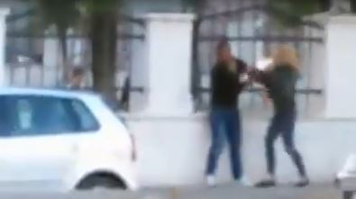 VIDEO/ Një femër rreh në rrugë të dashurin e saj