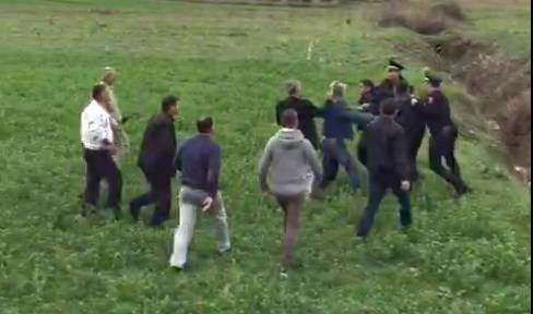 VIDEO/ Policia dhunon protestuesit e impiantit të djegies së plehrave