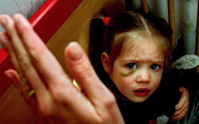 SKANDALI/ Mësuesi dhunon nxënësit e klasës së parë