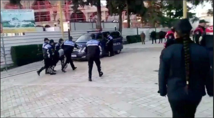 VIDEO & EMRA/ Policia dhunon dhe rrëmben dy protestues antiplehra