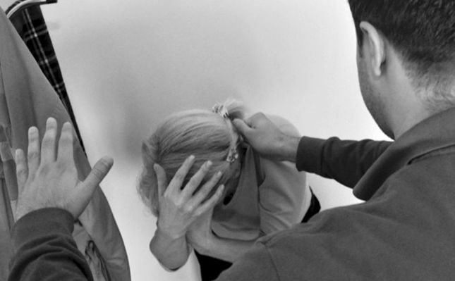 Dy burra në pranga pasi rrahin gratë