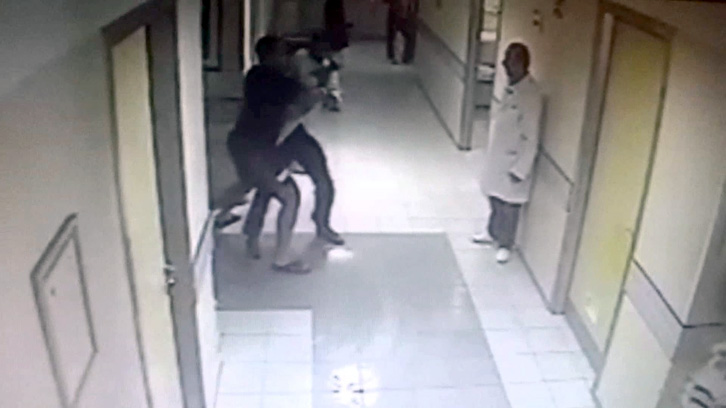 EMRI/ Fier, fëmija qan gjatë vizitës, babai grushton mjekun specialist