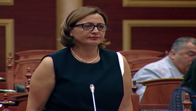 Nis sesioni i ri parlamentar, betohet deputetja më e re Dhurata Çupi