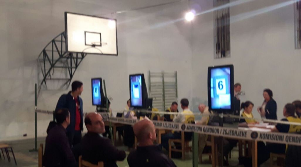 Rezultatet e para, Sherefedin Shehu udhëheq me vota