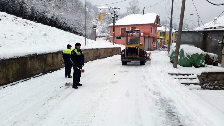 SITUATA/ Në Shkodër rrugët të bllokuara, në Dibër e Kukës kalohet vetëm me zinxhirë
