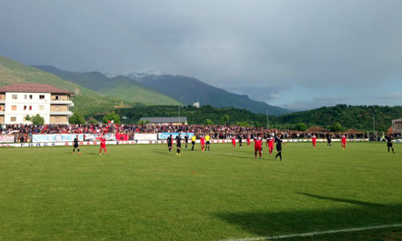 VIDEO/Epidemi në stadiume, rrihen në Peshkopi lojtarët e Kastriotit