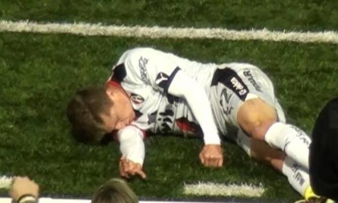 VIDEO/ Tmerr në fushë, futbollisti bie pa ndenja, kundërshtari i shpëton jetën