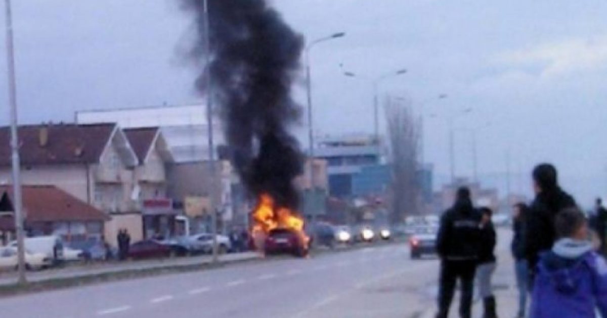 Merr flakë në ecje dhe digjet makina në autostradën Tiranë-Durrës