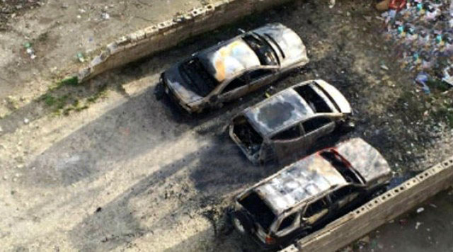 Fier, digjen tre automjete në parking, mister shkaqet. Rast i përsëritur