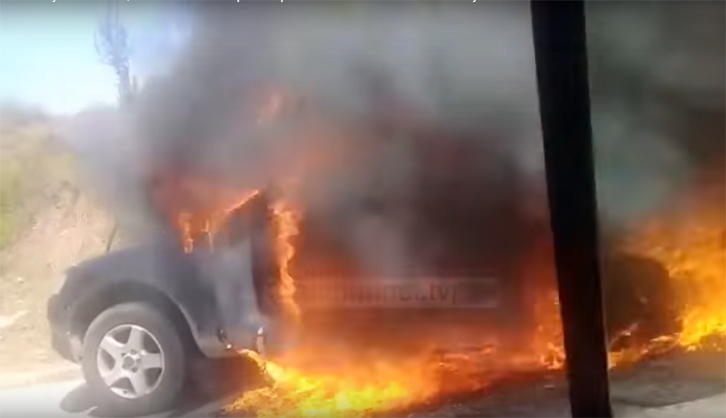 VIDEO/ Librazhd, automjeti merr flakë në ecje, nuk dihen shkaqet