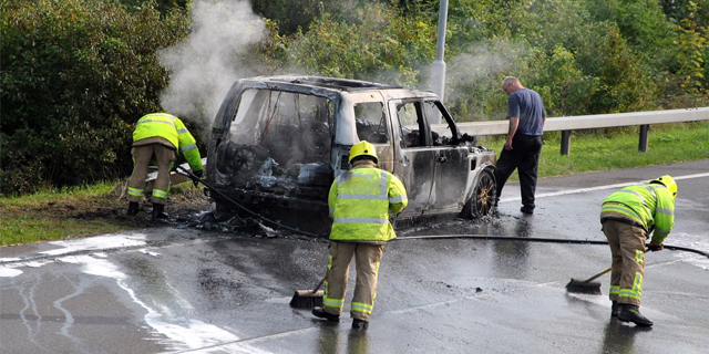FOTO/ Digjet automjet maqedonas në autostradën Durrës – Tiranë