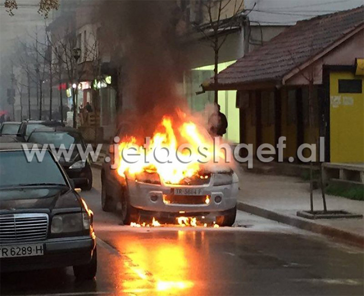 FOTO LAJM/ Tiranë, merr flakë makina në ecje