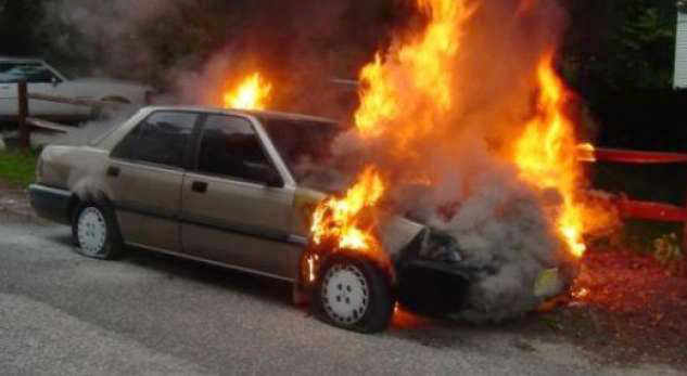 Merr flakë automjeti në hyrje të tunelit Tiranë-Elbasan
