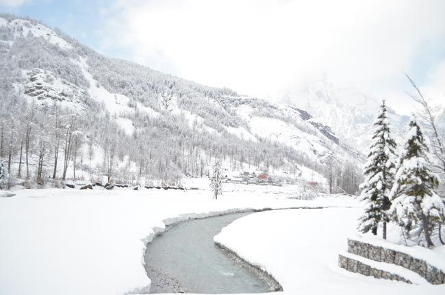 Nisin reshjet e borës në disa zona, situata më problematike në Tropojë e Devoll