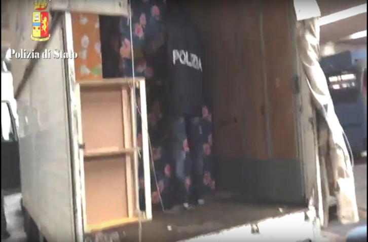 Lënda narkotike, me vlerë 3 milionë euro, do të “hiqej” për tregun vendas me pakicë. 

VIDEO/ Itali, gomonia me mbi 1 ton kanabis shqiptar “çan detin”

Mbi një ton kanabis është sekuestruar nga policia italiane në Catania. Sipas mediave të shtetit fqi