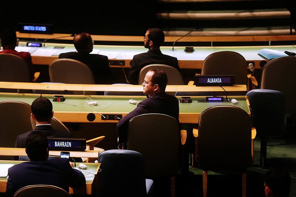 Diplomatët, spiunë të Sigurimit do largohen nga Ministria e Jashtme