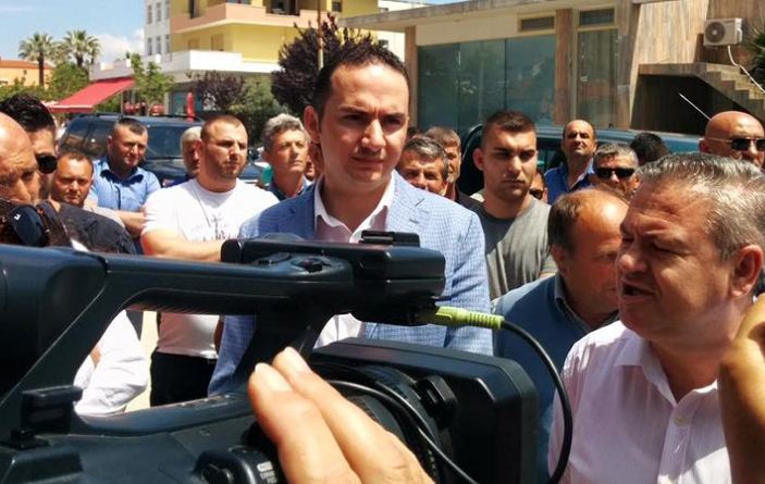 FOTO/Divjaka kërkon largimin e kryetarit, akuza për trafik femrash në Milano