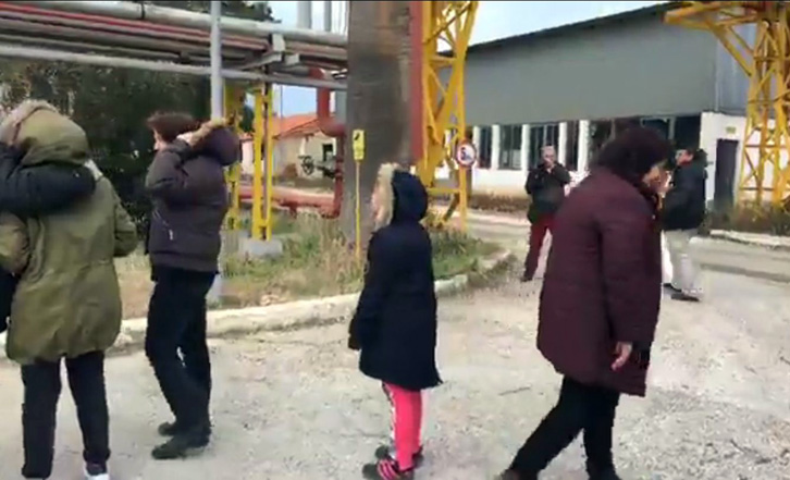 VIDEO/ Djali 10 vjeç i naftëtarit i përgjërohej të atit: O ba, të lutem zbrit, o babi…!