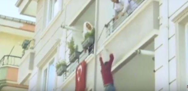 VIDEO/ Pas sherrit me babanë, i riu hidhet nga tarraca