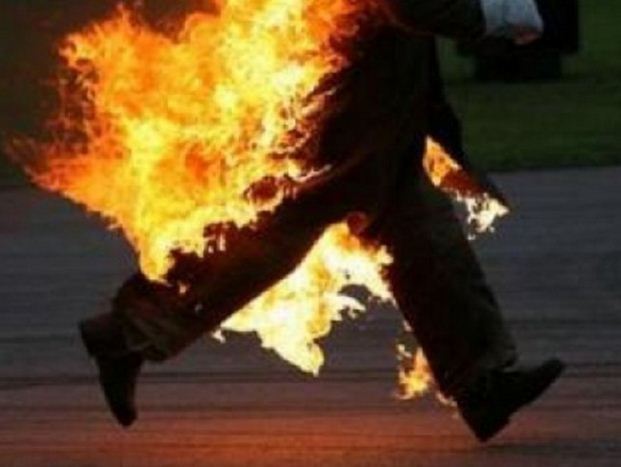 Burri i vendos flakën vetes në mes të rrugës në Sarandë