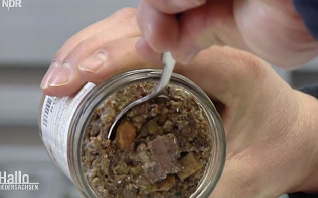 U jep mish qeni pensionistëve për të ngrënë, organizata kërkon falje publike