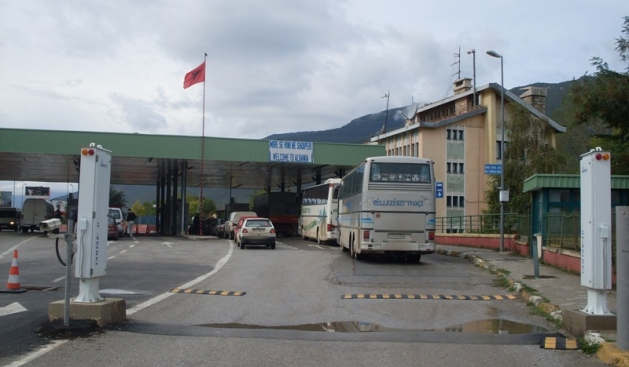 “Kalimi i fundit”/ Policia “shkrin” doganën e Kukësit, pranga doganierëve