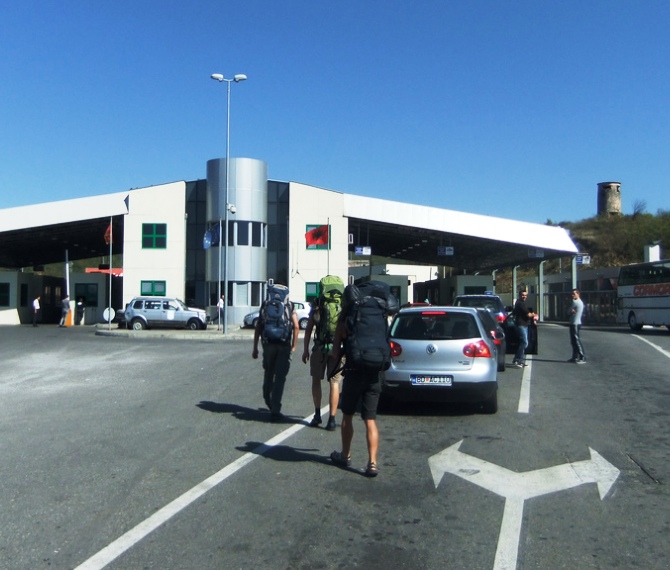 Policia prangos dy të kërkuar në doganën e Muriqanit