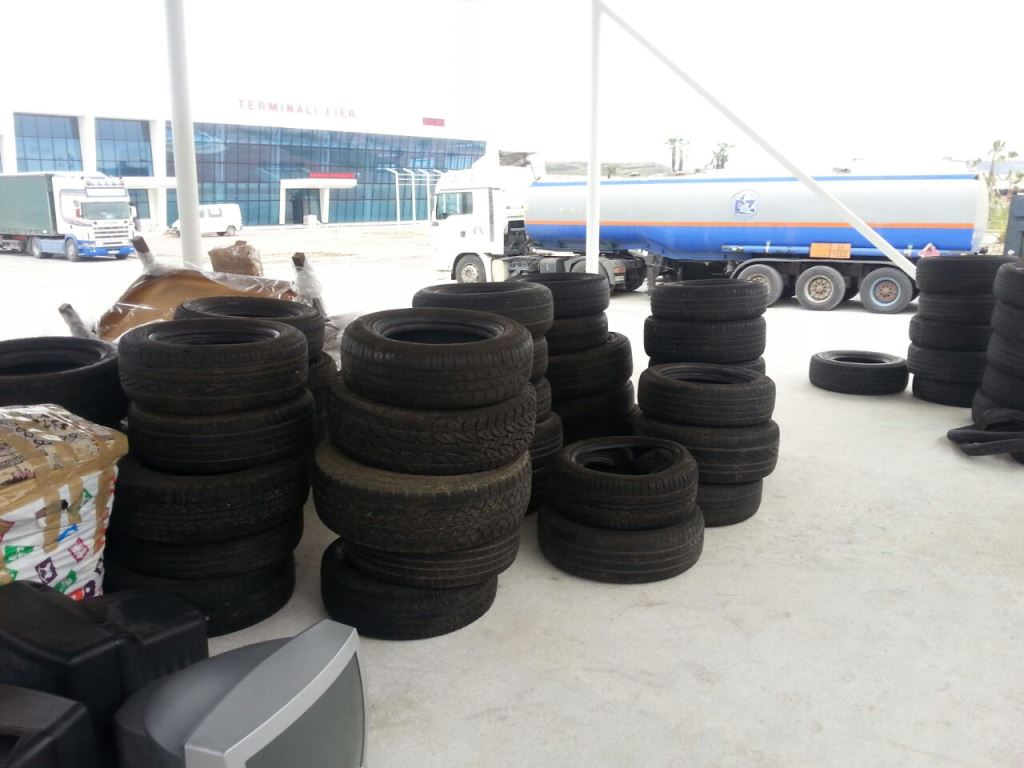 Përmet, për 48 goma kontrabandë në pranga dy doganierë dhe një biznesmen