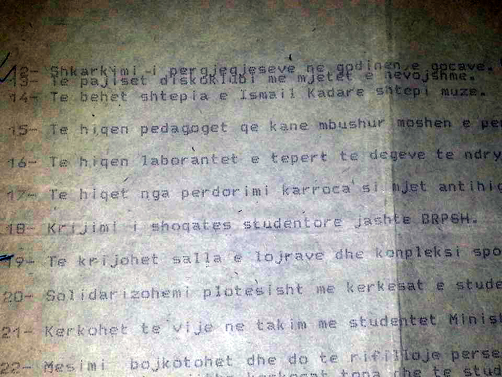 ROLAND BEJKO/ Dokumentet, studentët e Gjirokastrës të parët që në shkurt të ’91 kërkuan “shtëpinë muze” të Ismail Kadaresë