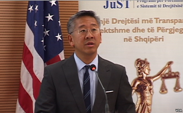 Donald Lu i alarmuar për reformën në drejtësi: Gjyqtarë dhe politikanë të korruptuar nuk duhet të fitojnë