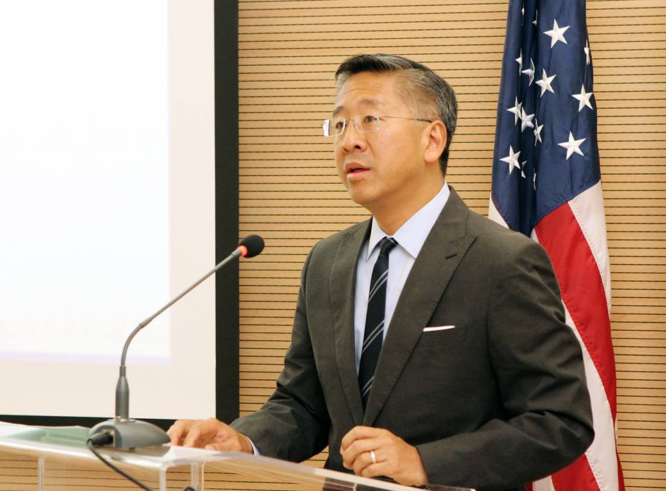 Ambasadori Lu përshëndet arrestimin e Shullazit: Të hetohet në mënyrë të pavarur