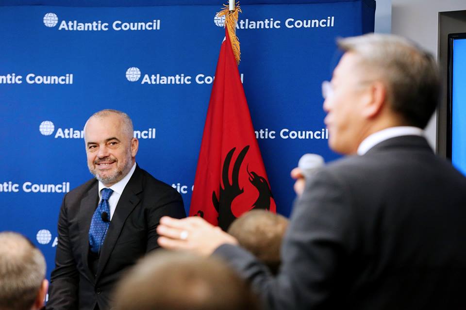 Ambasadori Lu tregon në Uashington objektin e çuditshëm që mban Rama në zyrë