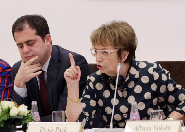 Doris Pack flet për zgjedhjet në Shqipëri, korrupsionin dhe dekriminalizimin: Ka mungesë të madhe…