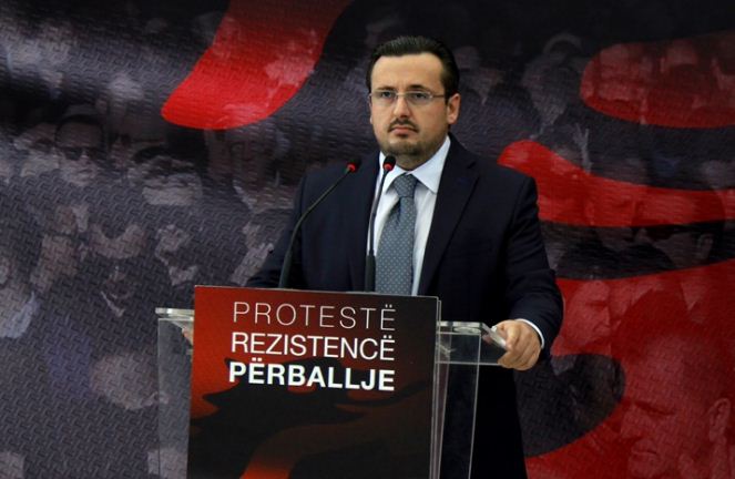 “Edi Rama ndërroi bletët por jo vjedhjen”