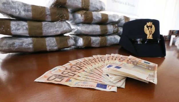 FOTO/ Itali, shqiptari denoncohet nga fqinjët, i gjendet në shtëpi depo droge me vlerë 1 milion euro