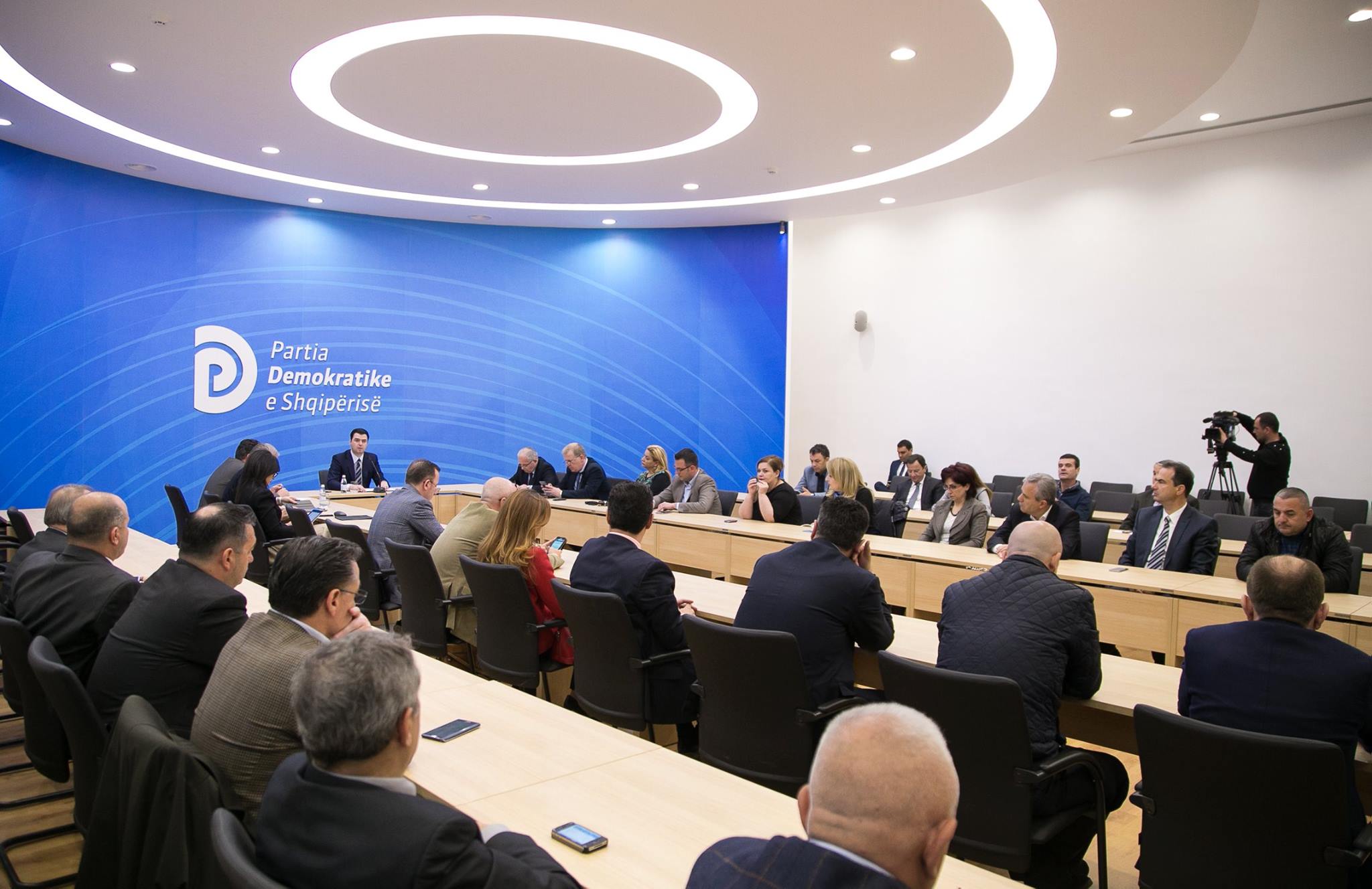 Basha me deputetët e PD-së: Shteti në duart e mafies, Meta e Tahiri të dorëhiqen