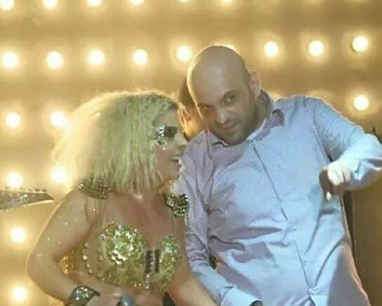 Aurela Gaçe fton fansat e dr.Florit në klipin e tij